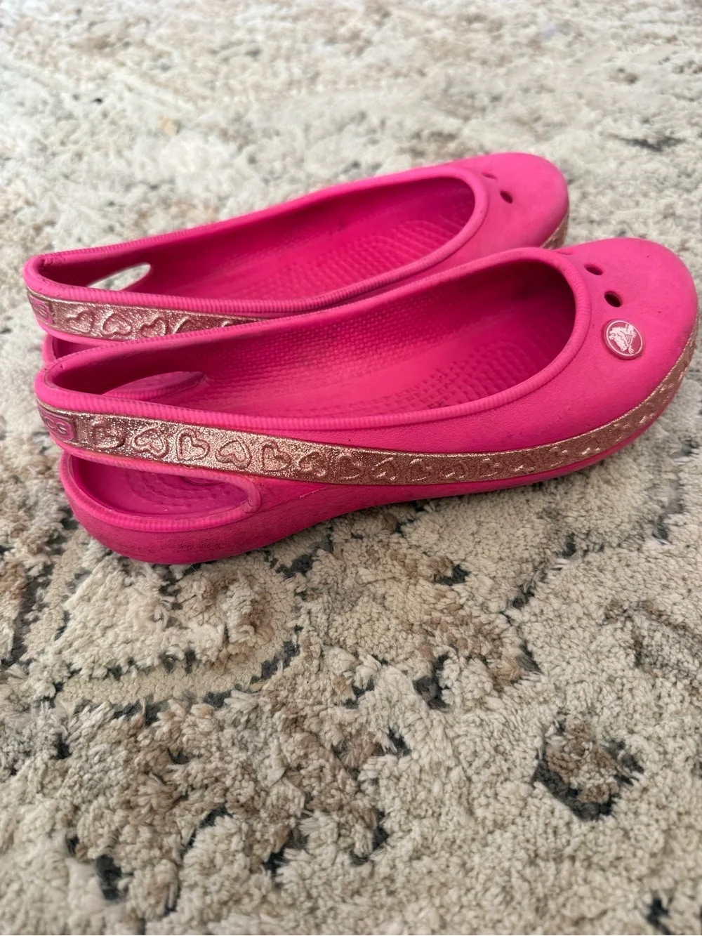 CROCS Girls Hot Pink Jelly Flats with Metallic Gold Heart Strap